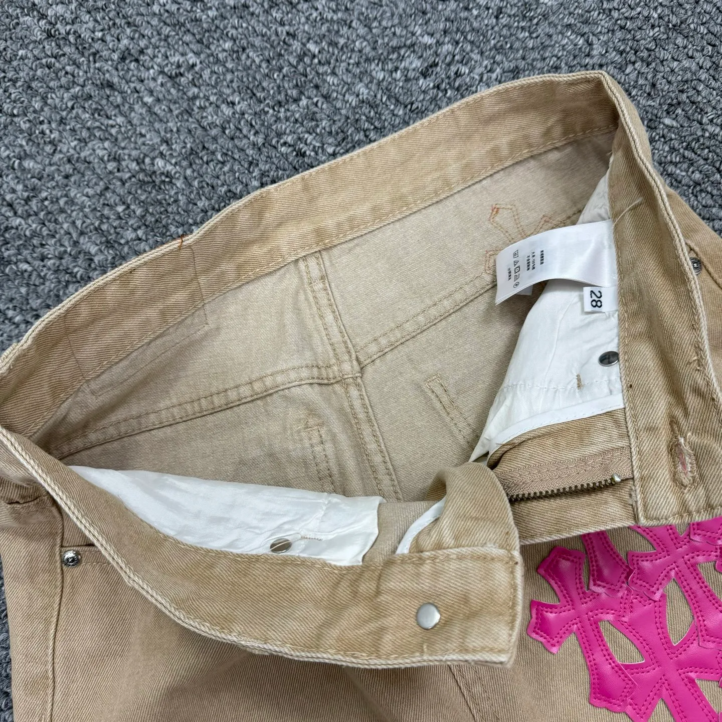 P240 Style No.: H849 ChromeHearts & Chrome Hearts [New on the unlabeled support platform] 2025 new khaki leather couple's washed jeans, top ceiling quality, styles with different washed textures, very friendly to people with thin legs and thick legs, straight and loose version very flattering leg shape, timeless moderate length, easy and casual to match, basic styling for various styles, a must-have in the wardrobe! The fabric is stiff but also makes the upper body soft without losing texture. The washing process is even more perfect. It is a must-have item for everyone! ! !  Size: 28-30-32-34 Color: Khaki